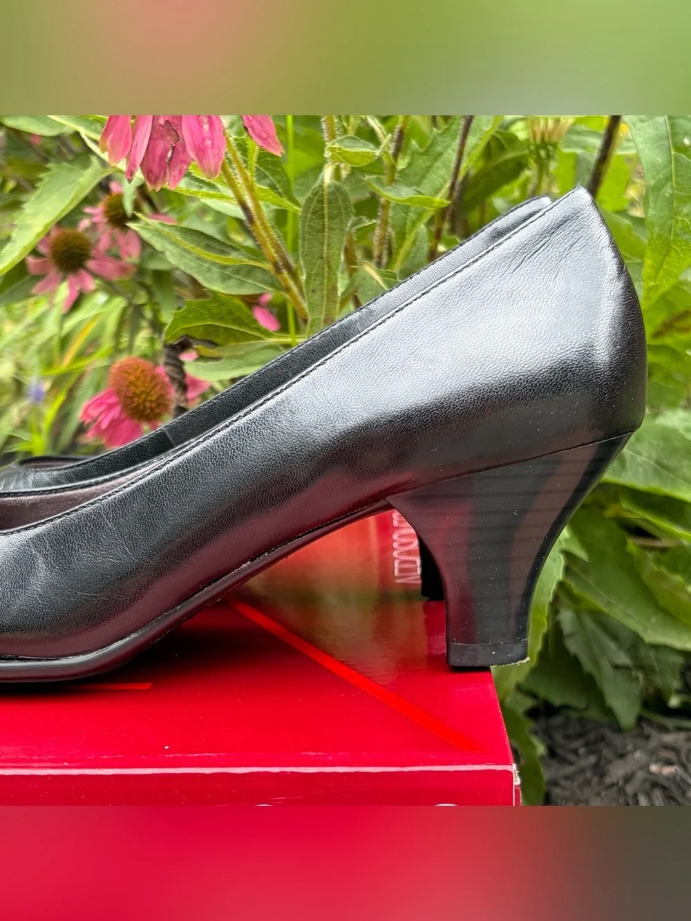 Aerosoles Y2K Black Leather Round Toe Low Heel Pumps Classic Minimalist Womens 8